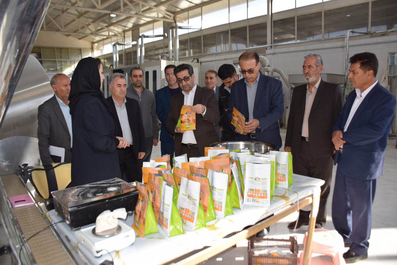 فرماندار ویژه میاندوآب در راستای رسیدگی به مسائل و مشکلات واحدهای تولیدی بخش کشاورزی و حمایت از تولیدکنندگان از واحد «فرآوری و تولید انواع جوانه ها و قاووت» بازدید کرد