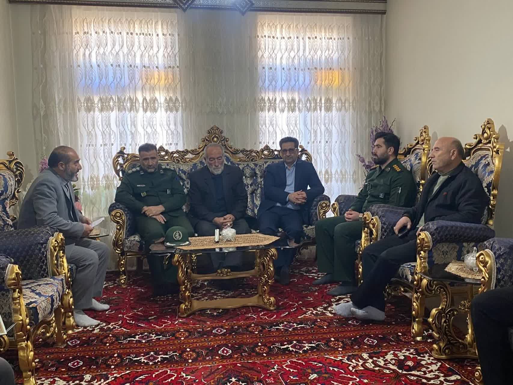 فرماندار میاندوآب با حضور در منزل شهید یونس امانی ضمن پاسداشت مقام شامخ شهدا، جانبازان و ایثارگران از خانواده این شهید بزرگوار دیدار و تجلیل کرد