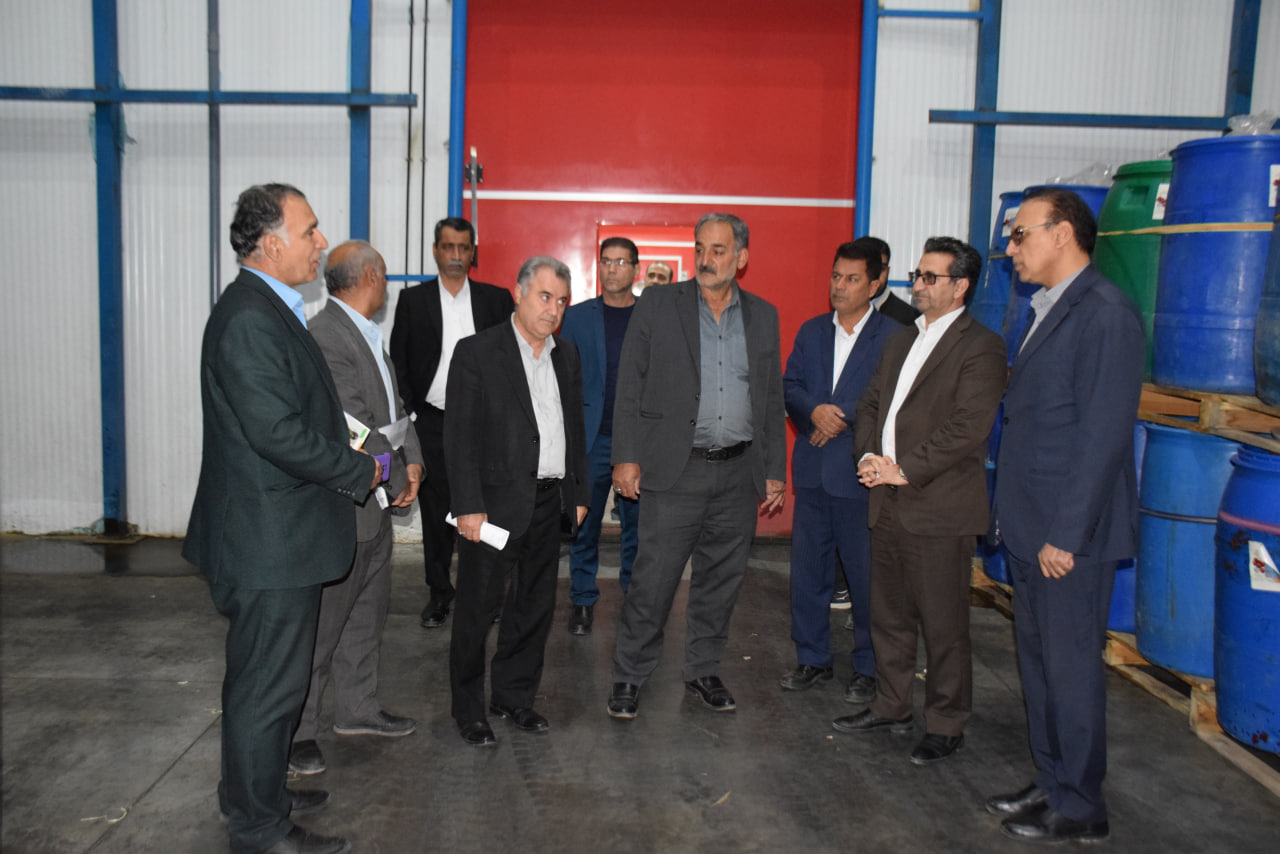 فرماندار ویژه میاندوآب بمنظور حمایت از تولید و رسیدگی به مسائل و مشکلات تولیدکنندگان و صاحبان صنایع از سردخانه ولیعصر شهرک صنعتی شهید باکری این شهرستان بازدید کرد.