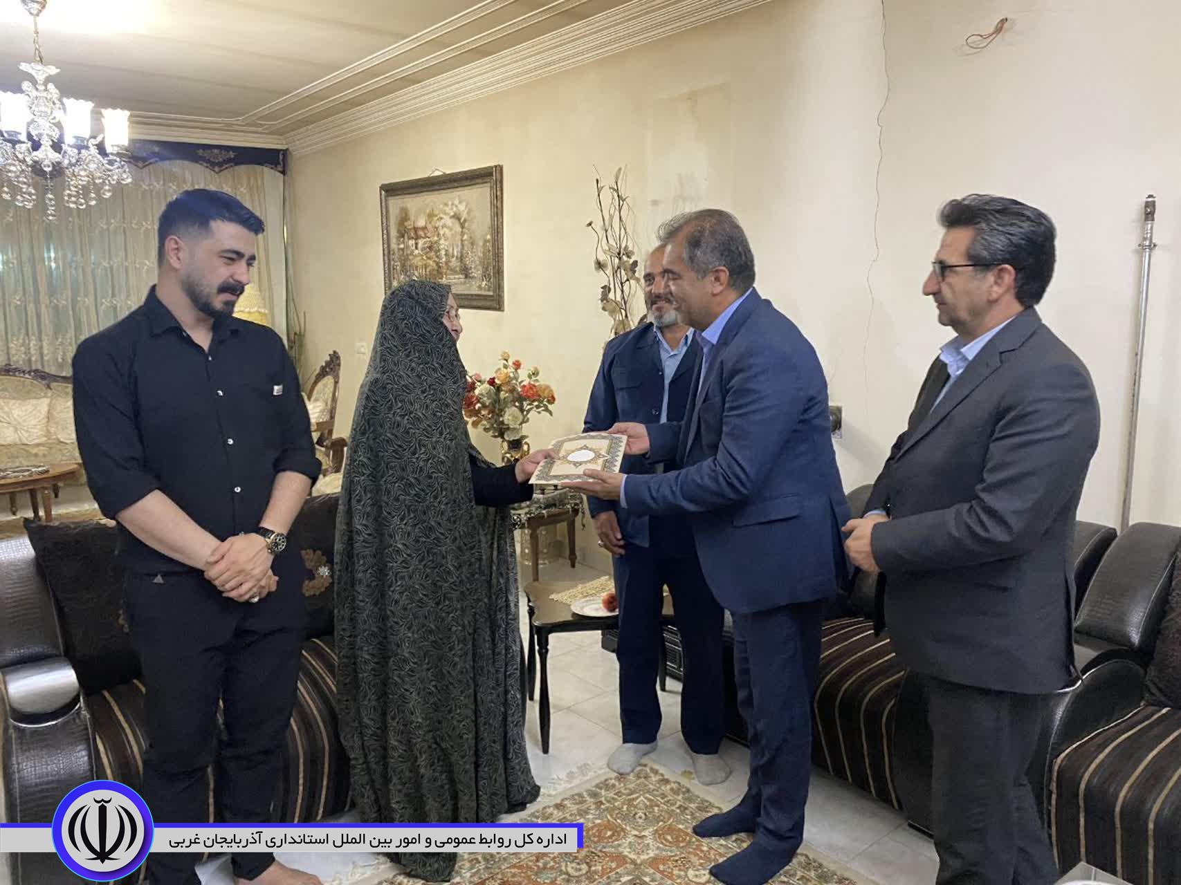 فرماندار میاندوآب به مناسبت گرامیداشت هفته دولت  از مادر شهید والا مقام " محمد تدین " دلجویی و قدردانی کرد