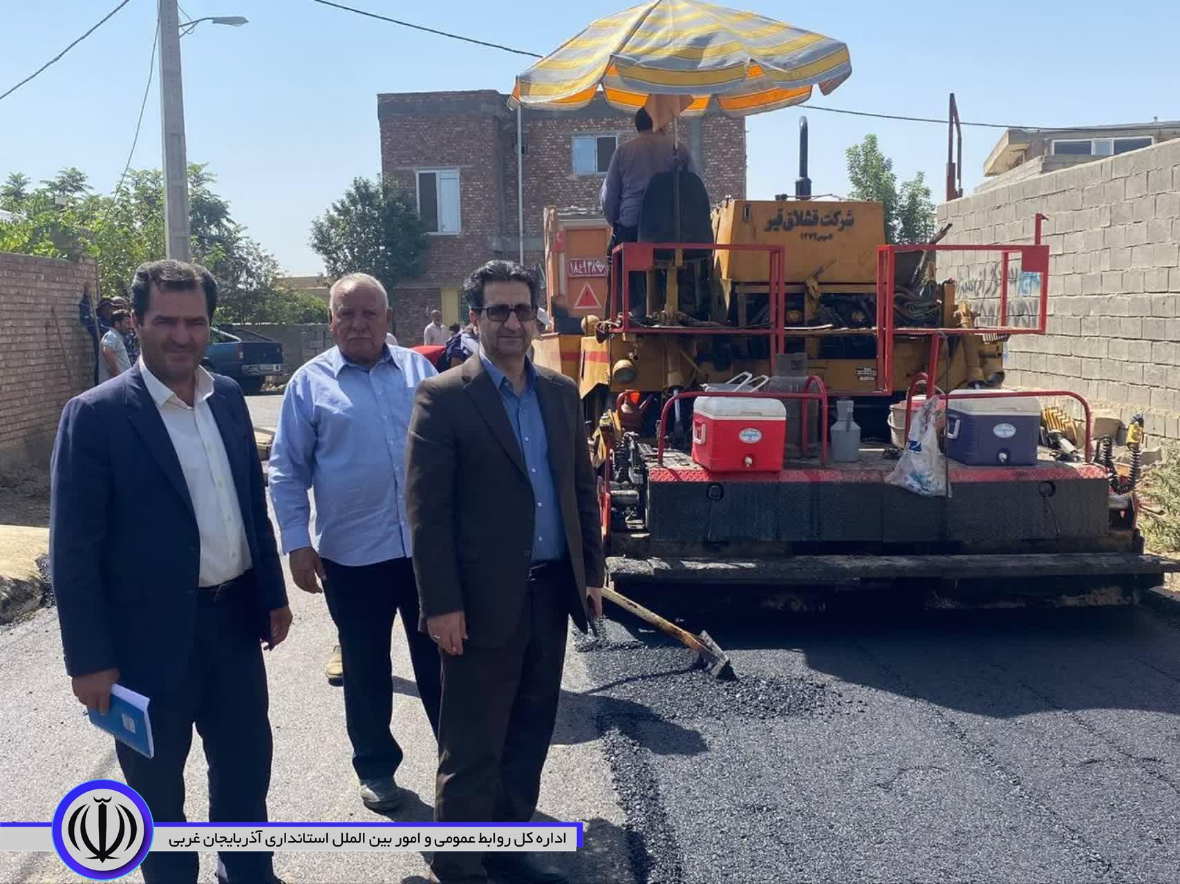 امیر تیموری، معاون استاندار و فرماندار ویژه میاندوآب همراه با تقی خلیلی، سرپرست بخشداری گوگ تپه، ضمن بازدید  از پروژه آسفالت ریزی معابر روستای کانیه سر با اهالی این روستا دیدار و گفتگو کرد