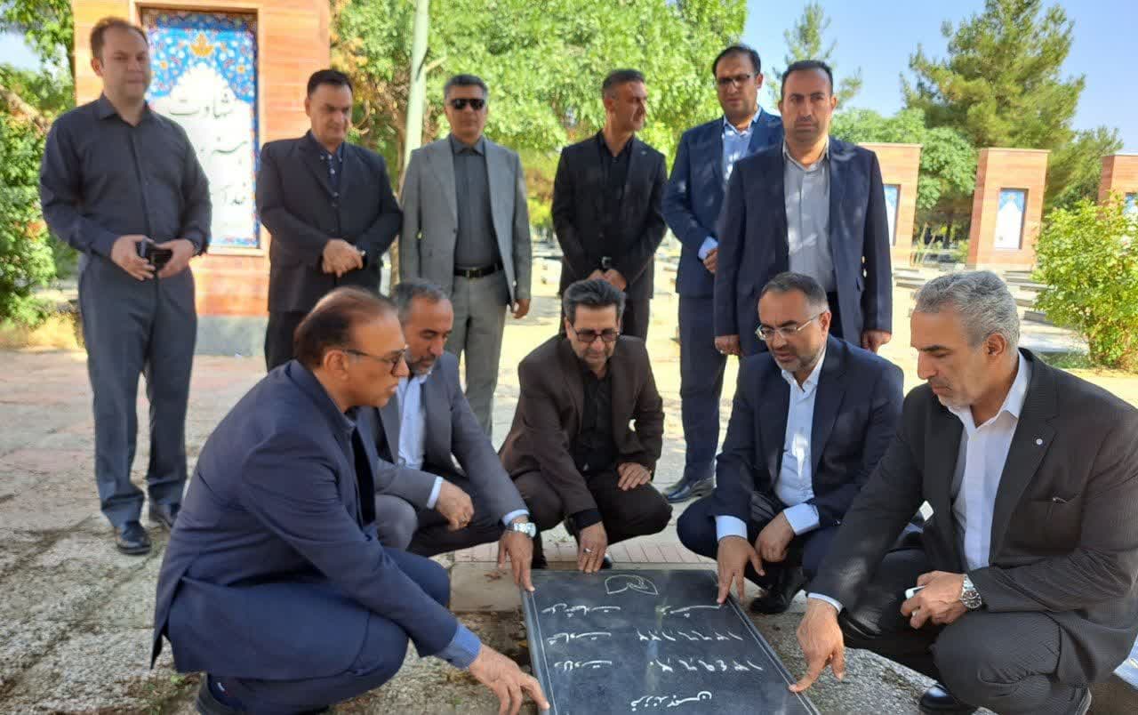 معاونت سیاسی و اجتماعی استانداری آذربایجانغربی در بدو ورود به شهرستان میاندوآب با حضور در مزار شهدای این شهرستان و قرائت فاتحه، ضمن گرامیداشت یاد و خاطره شهدا، با آرمانهای مقدس شهدا تجدید میثاق کرد