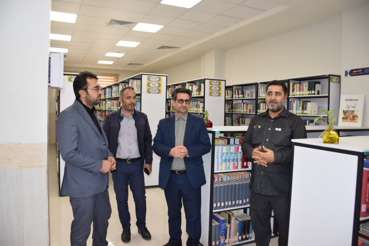 معاون استاندار و فرماندار ویژه میاندوآب به مناسبت گرامیداشت هفته کتاب و کتابخوانی، ضمن بازدید از کتابخانه های عمومی شهرستان، با کتابداران نیز دیدار و گفتگو کرد.