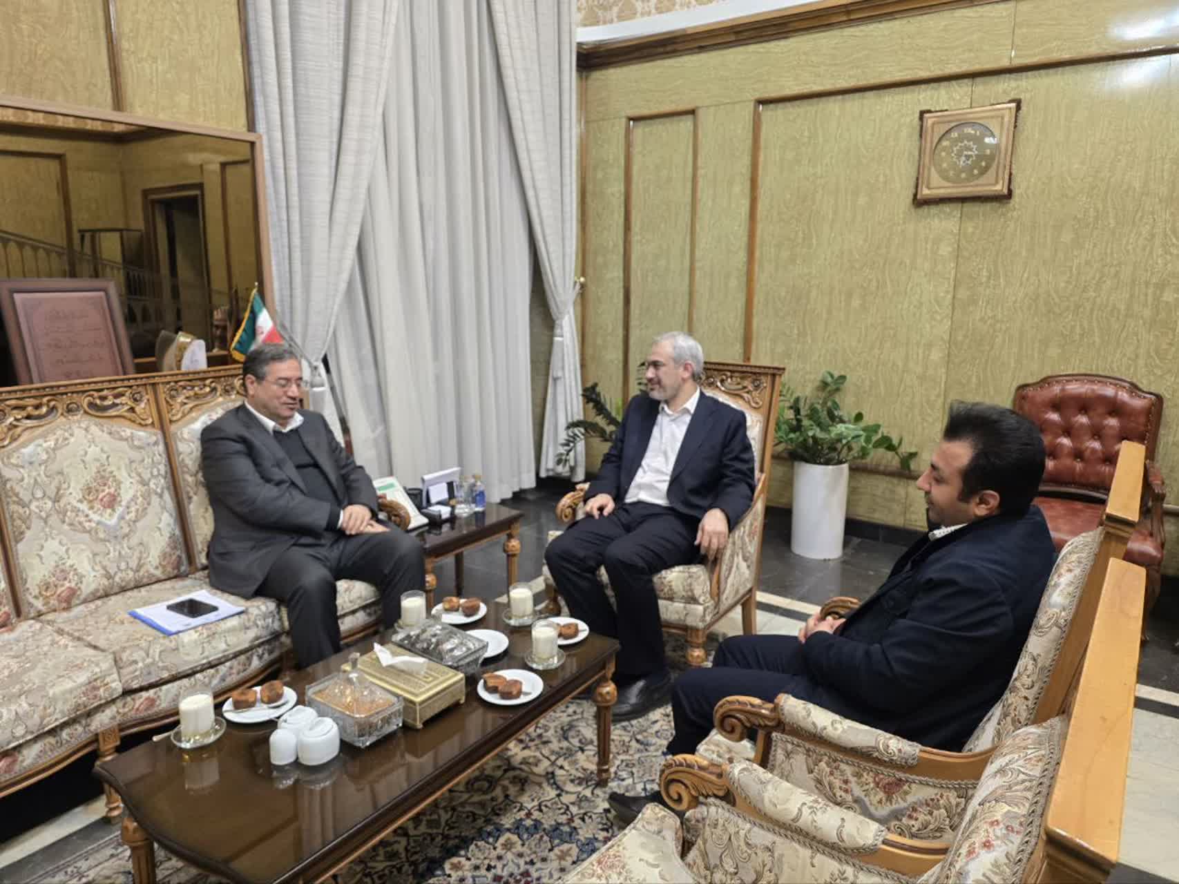 امضای وزیر اقتصاد پای برنامه‌های توسعه آذربایجان‌غربی