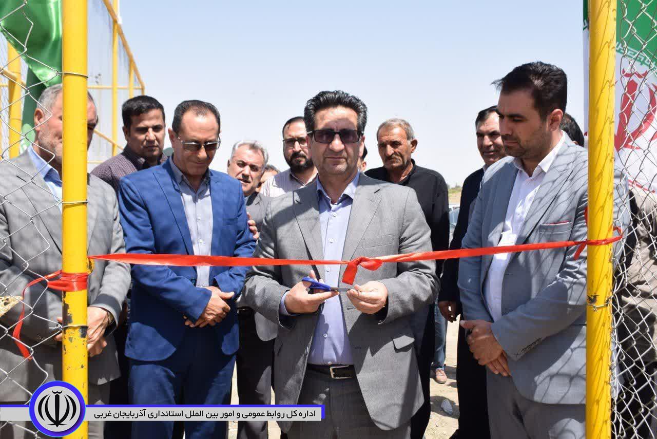 همزمان با هفته دولت، فضای ورزشی روباز (چمن مصنوعی فوتبال ) روستای گرده رش میاندوآب با حضور فرماندار به بهره برداری رسید