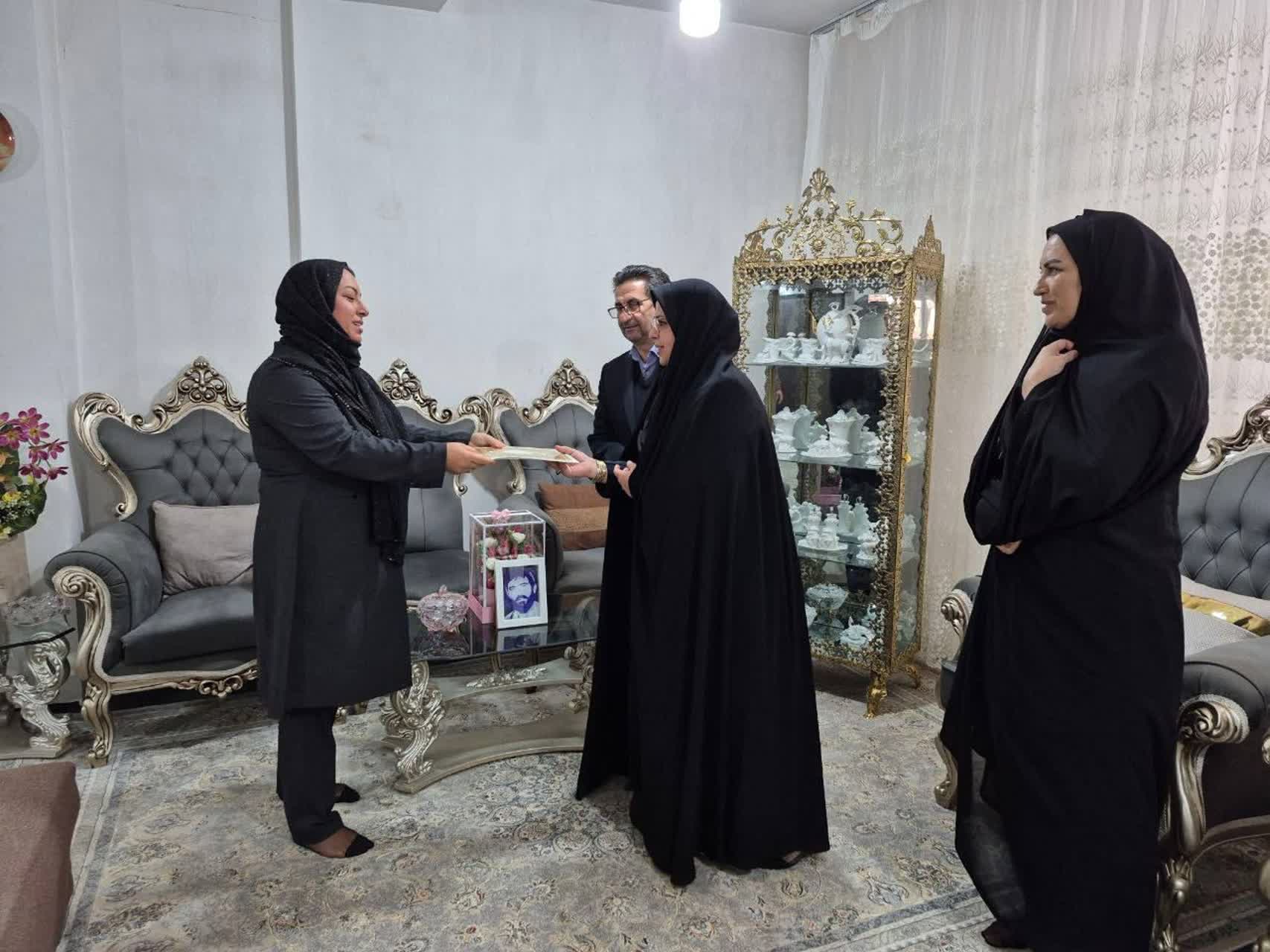 فرماندار ویژه میاندوآب به مناسبت هفته زن و مقام مادر با حضور در منزل فرزند شهید 'صفر اسدی" از فرزند ابن  شهید والا مقام دلجویی و قدردانی کرد