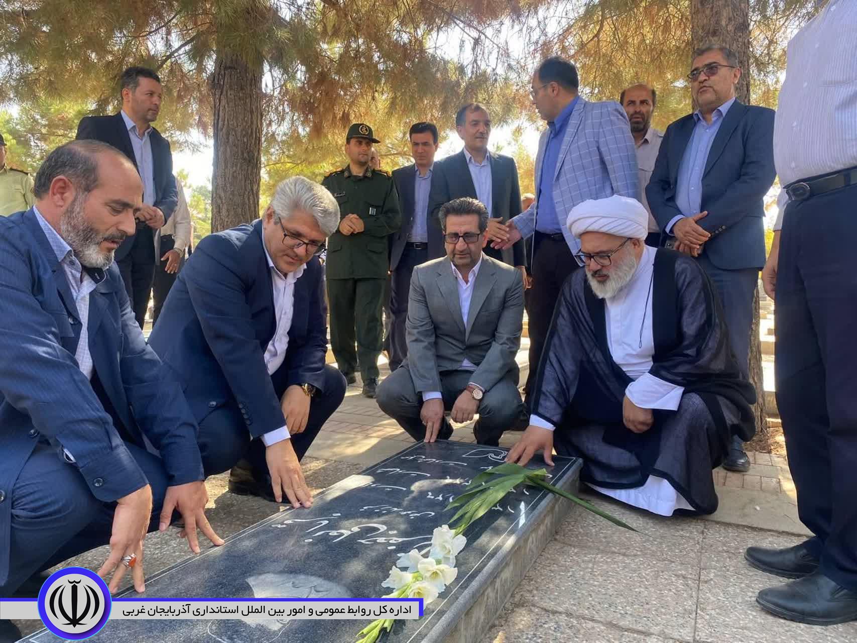 گلزار شهدای میاندوآب با حضور فرماندار و اعضای شورای اداری عطرافشانی و گلباران شد