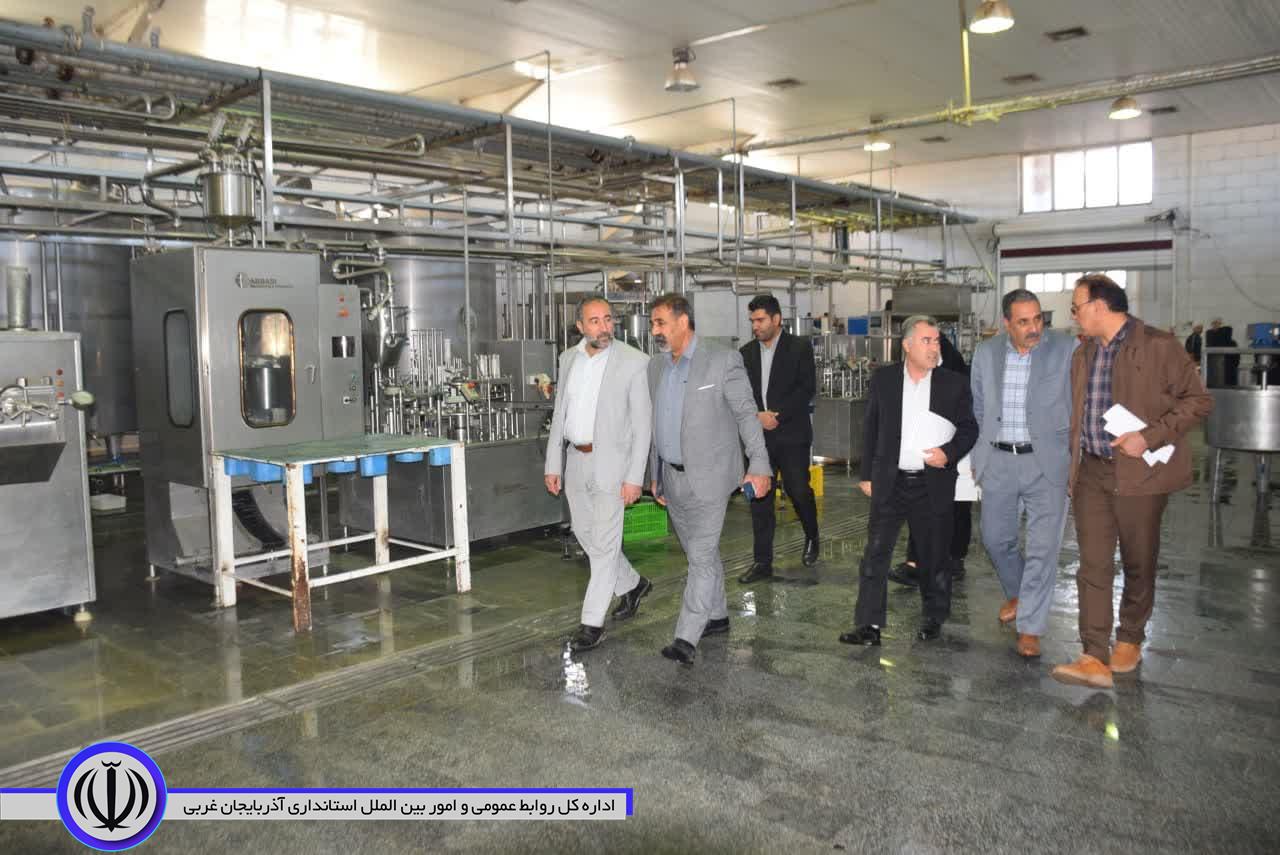 بازدید فرماندار میاندوآب از کارخانه تولید محصولات لبنی