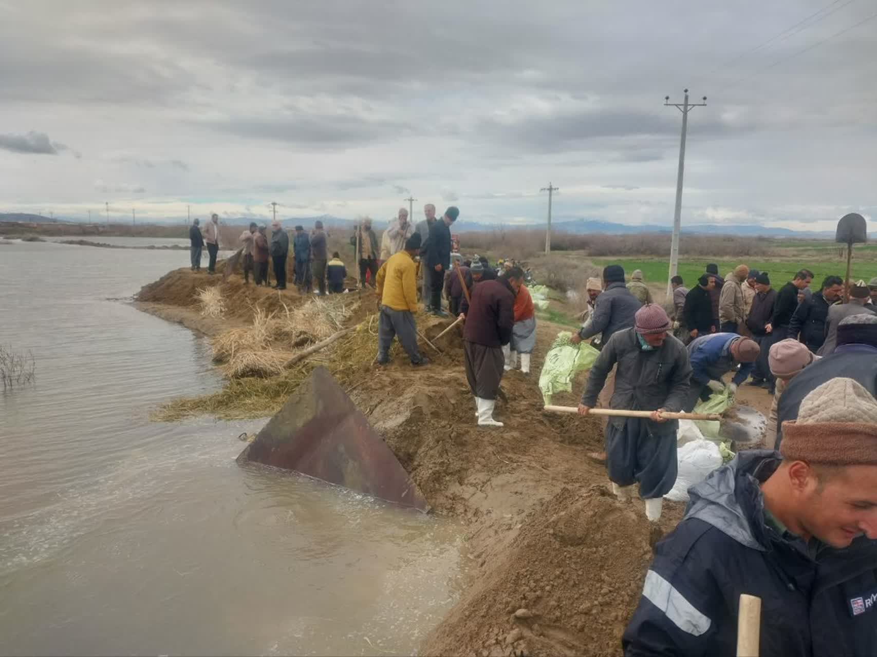 بخشدار بخش للکلوی میاندوآب از ایمن سازی مسیر سیلاب با همکاری مردم و اعضای کارگروه مدیریت بحران خبر داد