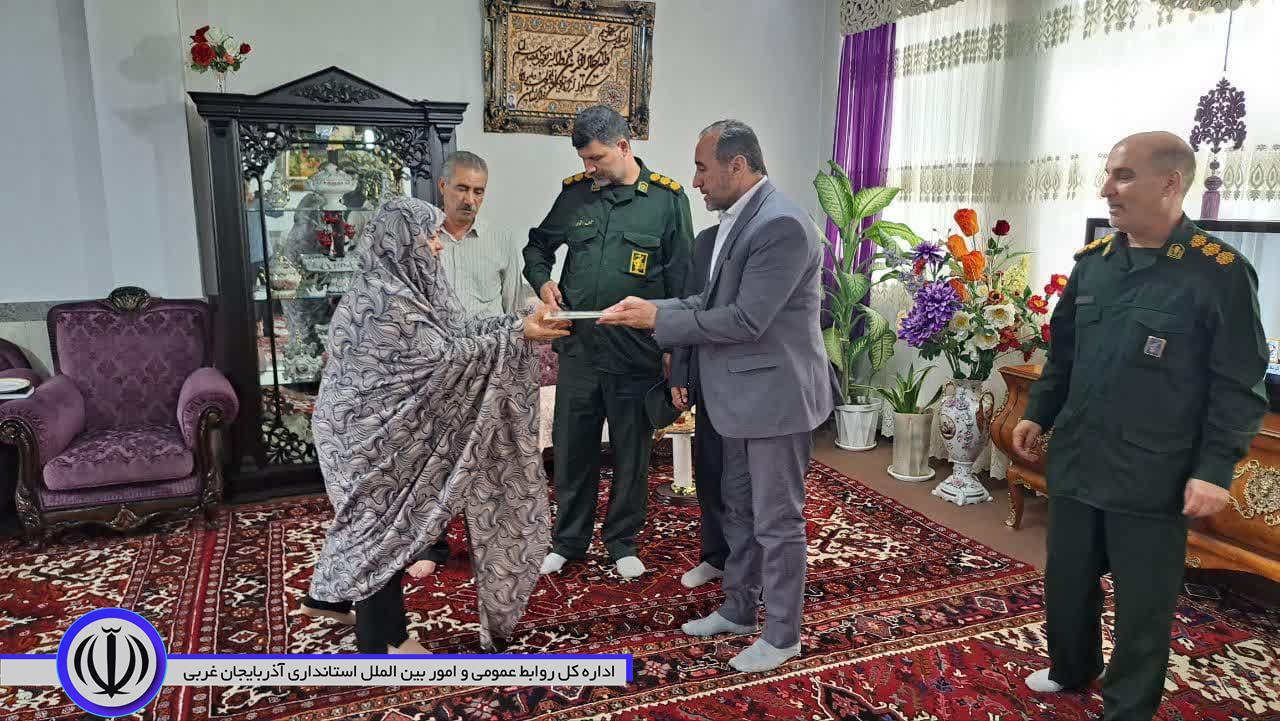 معاون استاندار و فرماندار ویژه میاندوآب به مناسبت گرامیداشت سالروز آزادسازی خرمشهر، با حضور در منزل شهید سرافراز، احتشام مهری، از صبر و بردباری خانواده معظم این بزرگوار تجلیل کرد.