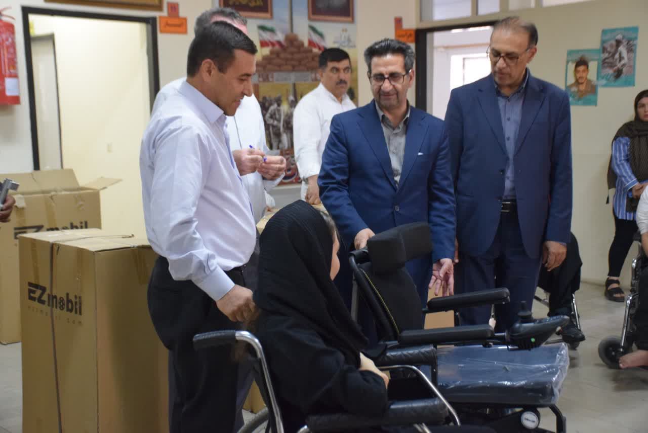 به مناسبت گرامیداشت هفته بهزیستی، 5 دستگاه ویلچر برقی با حضور معاون استاندار و فرماندار ویژه میاندوآب به توانخواهان بهزیستی اهدا شد