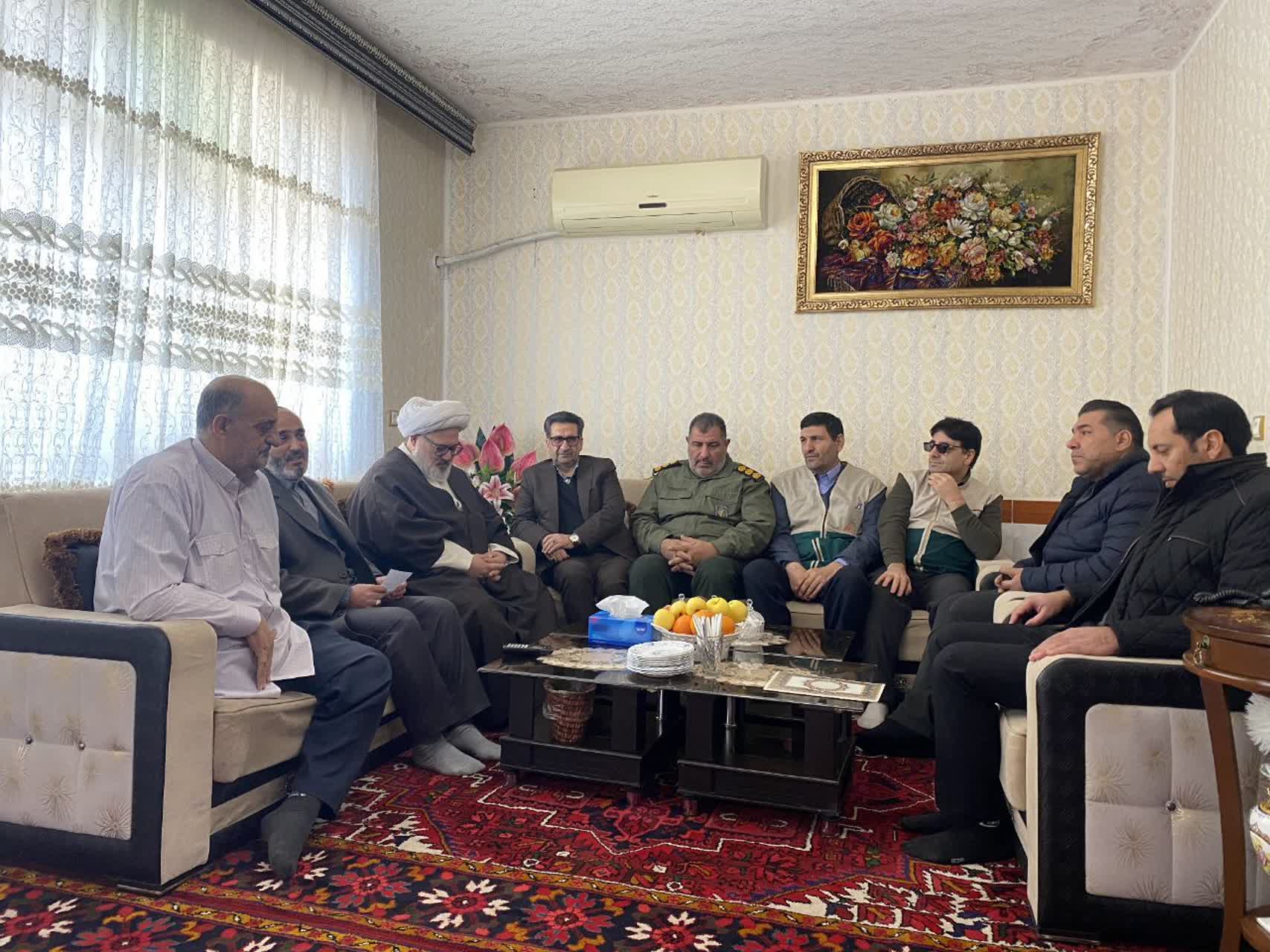 فرماندارمیاندوآب به مناسبت گرامیداشت سالروز ولادت حضرت ابوالفضل العباس(ع) و روز جانباز با حضور در منزل جانبازان سرافراز" محمدحسین محمودی"از صبر و بردباری این جانباز سرافراز تجلیل کرد.