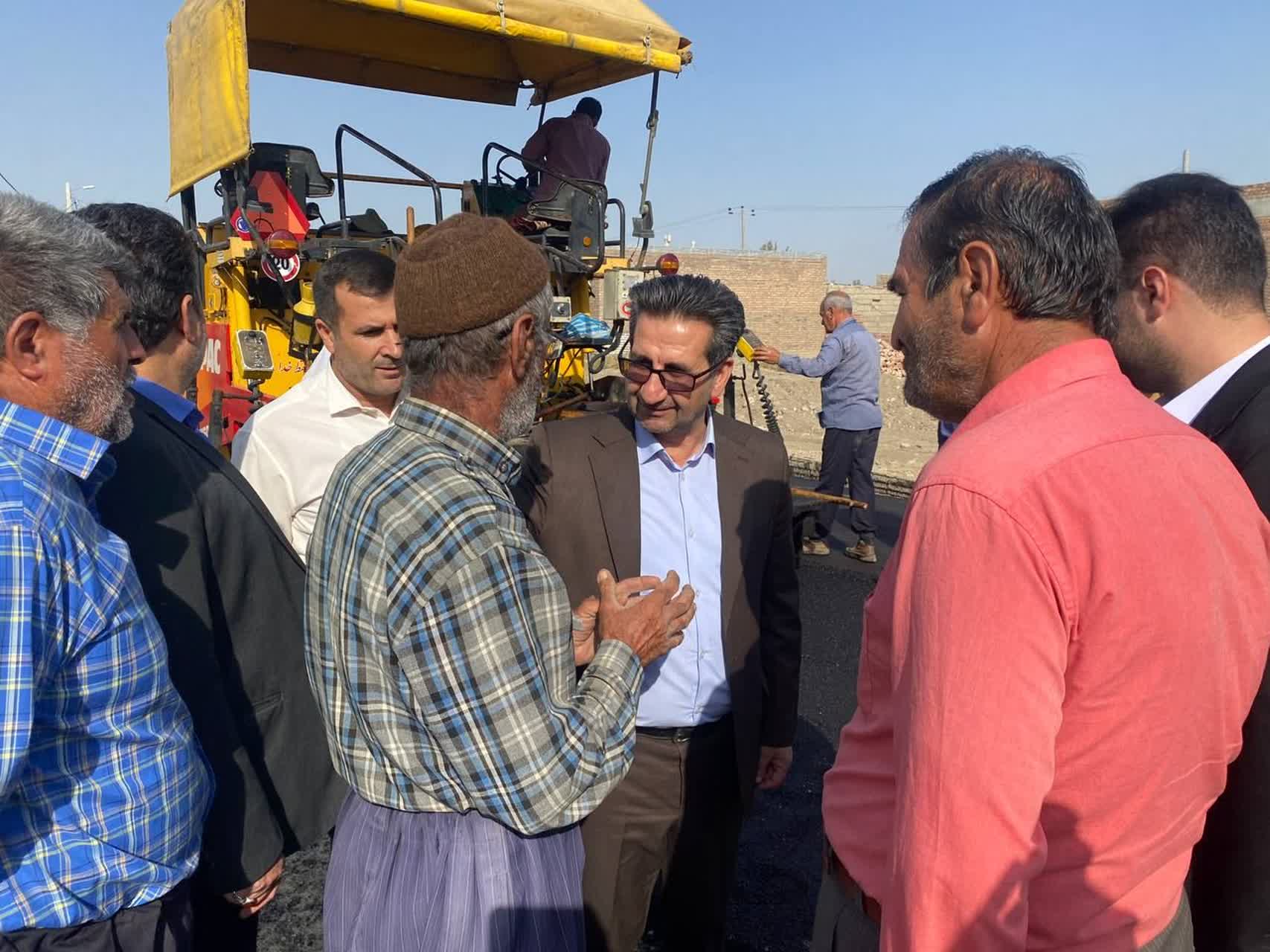 فرماندار میاندوآب به منظور بررسی روند اجرای پروژه‌های عمرانی، از پروژه آسفالت ریزی معابر روستای تپه چلیک از توابع بخش للکلو بازدید کرد