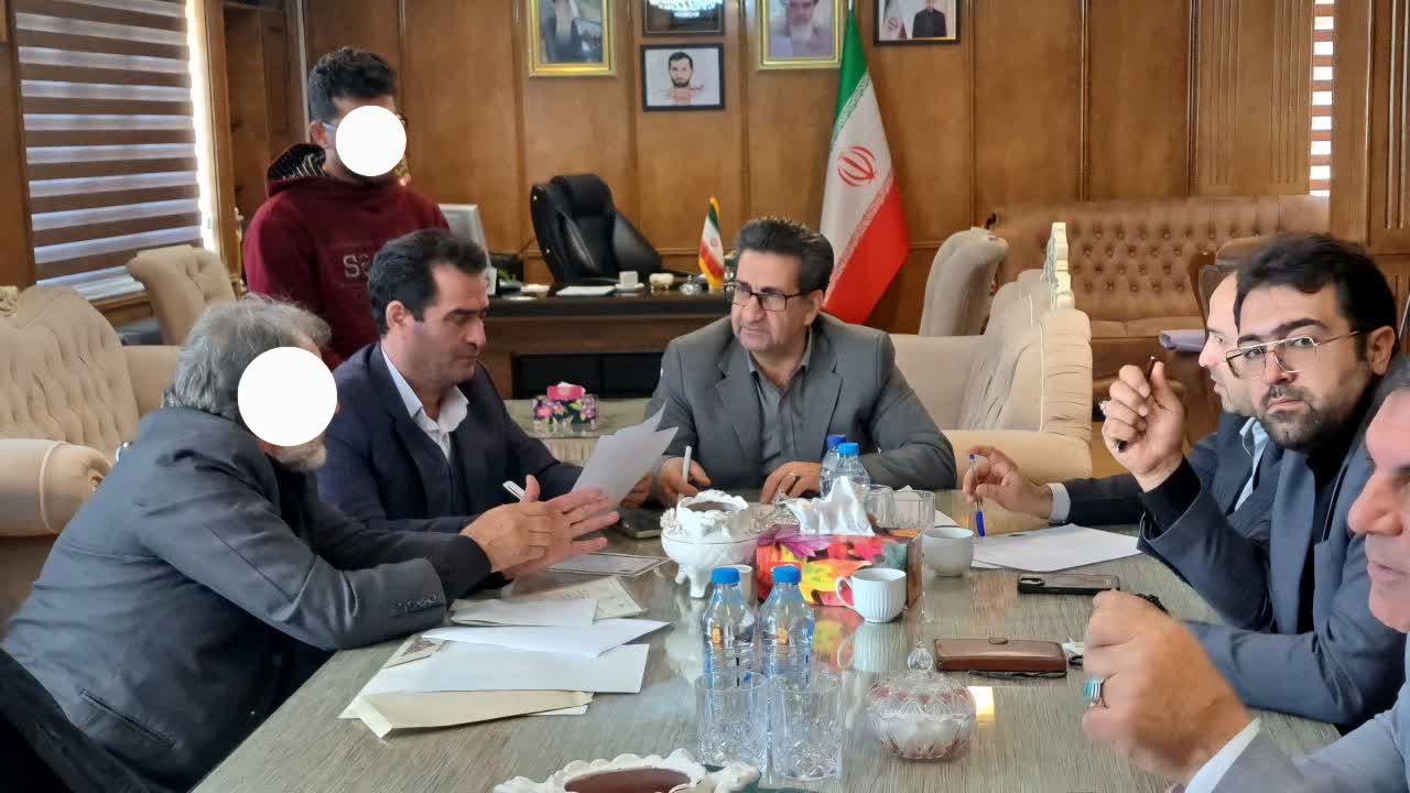 امیر تیموری، معاون استاندار و فرماندار ویژه میاندوآب در ادامه دیدارهای مردمی خود با شماری از شهروندان به صورت چهره‌به‌چهره دیدار و گفتگو کرد.