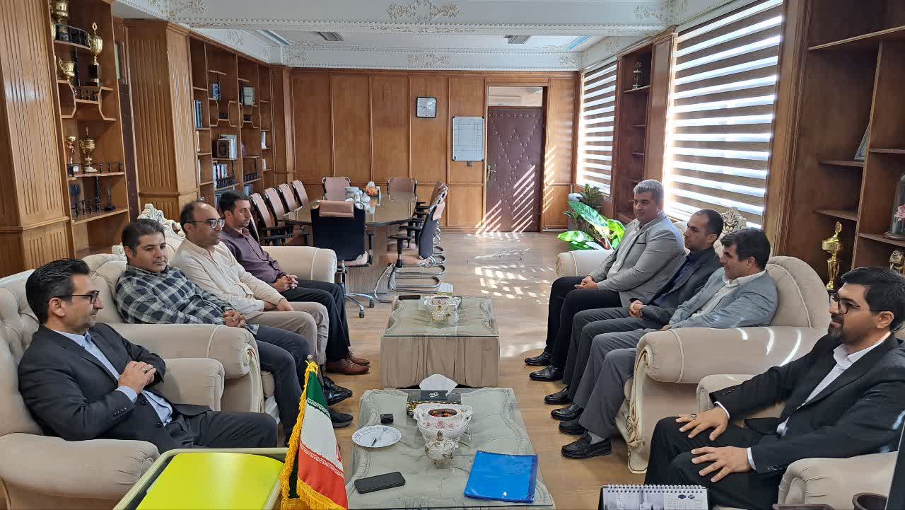 رییس مخابرات میاندوآب همراه با جمعی از معاونان و مسئولان واحدهای این نهاد با حضور در دفتر فرماندار، گزارشی از وضعیت موجود پوشش اینترنت، تلفن ثابت و همراه ارائه نمود