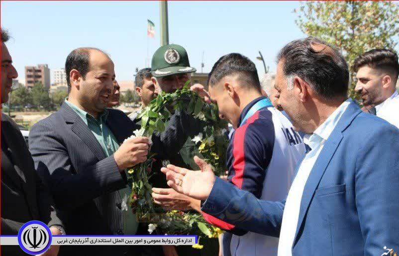نائب قهرمان مسابقات آسیایی کاراته با استقبال جمعی از مسئولان و ورزشکاران وارد زادگاهش میاندوآب شد