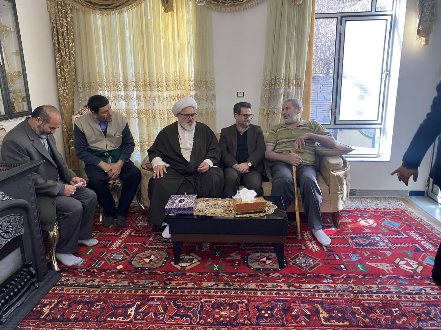 فرماندارمیاندوآب به مناسبت گرامیداشتروز جانباز با حضور در منزل جانباز سرافراز ( انوش رشیدی) از صبر و بردباری خانواده معظم این بزرگوار تجلیل کرد.