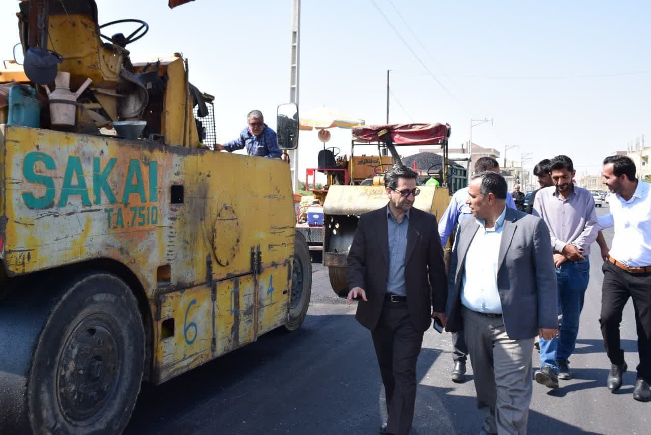 امیر تیموری، معاون استاندار و فرماندار ویژه میاندوآب همراه با مصطفی باقرنژاد، بخشدار بخش مرکزی از پروژه آسفالت ریزی معابر روستای خیرآباد بازدید کرد
