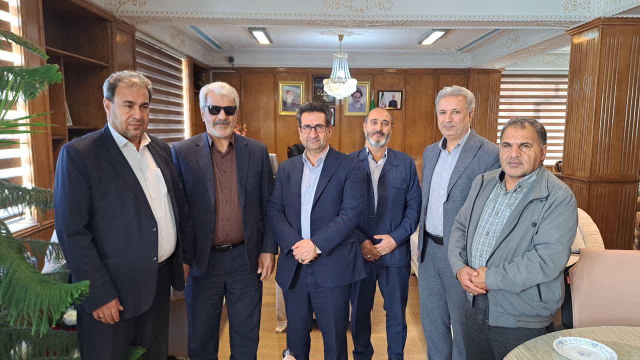 محمدرضا بیدکی نماینده شورای مشاورین وزرا درامور ایثارگران ومشاور رییس سازمان ثبت احوال کشور درامورایثارگران با امیر تیموری، معاون استاندار و فرماندار ویژه میاندوآب دیدار و گفتگو کرد