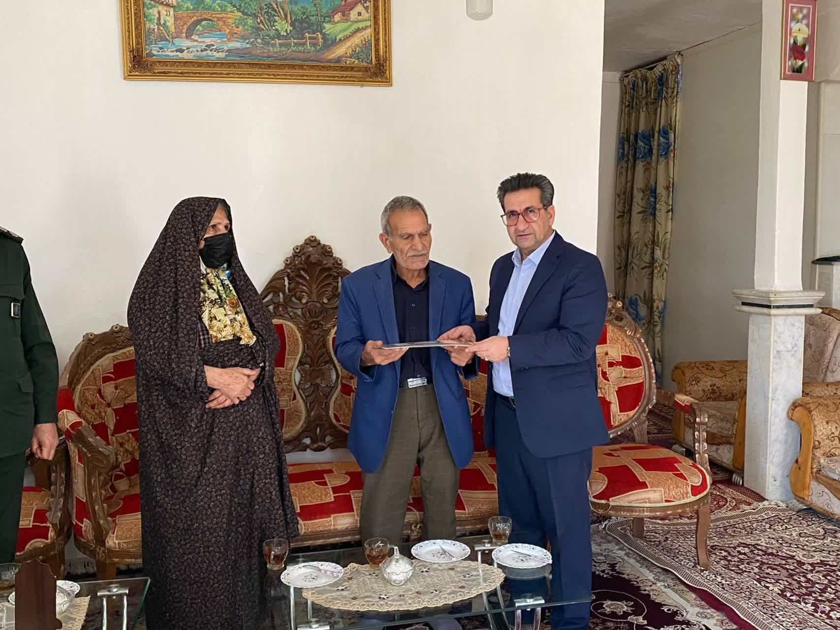 فرماندار میاندوآب با حضور در منزل شهید "شهریار شیرزاد" ضمن پاسداشت مقام شامخ شهدا، جانبازان و ایثارگران از خانواده این شهید بزرگوار دیدار و تجلیل کرد