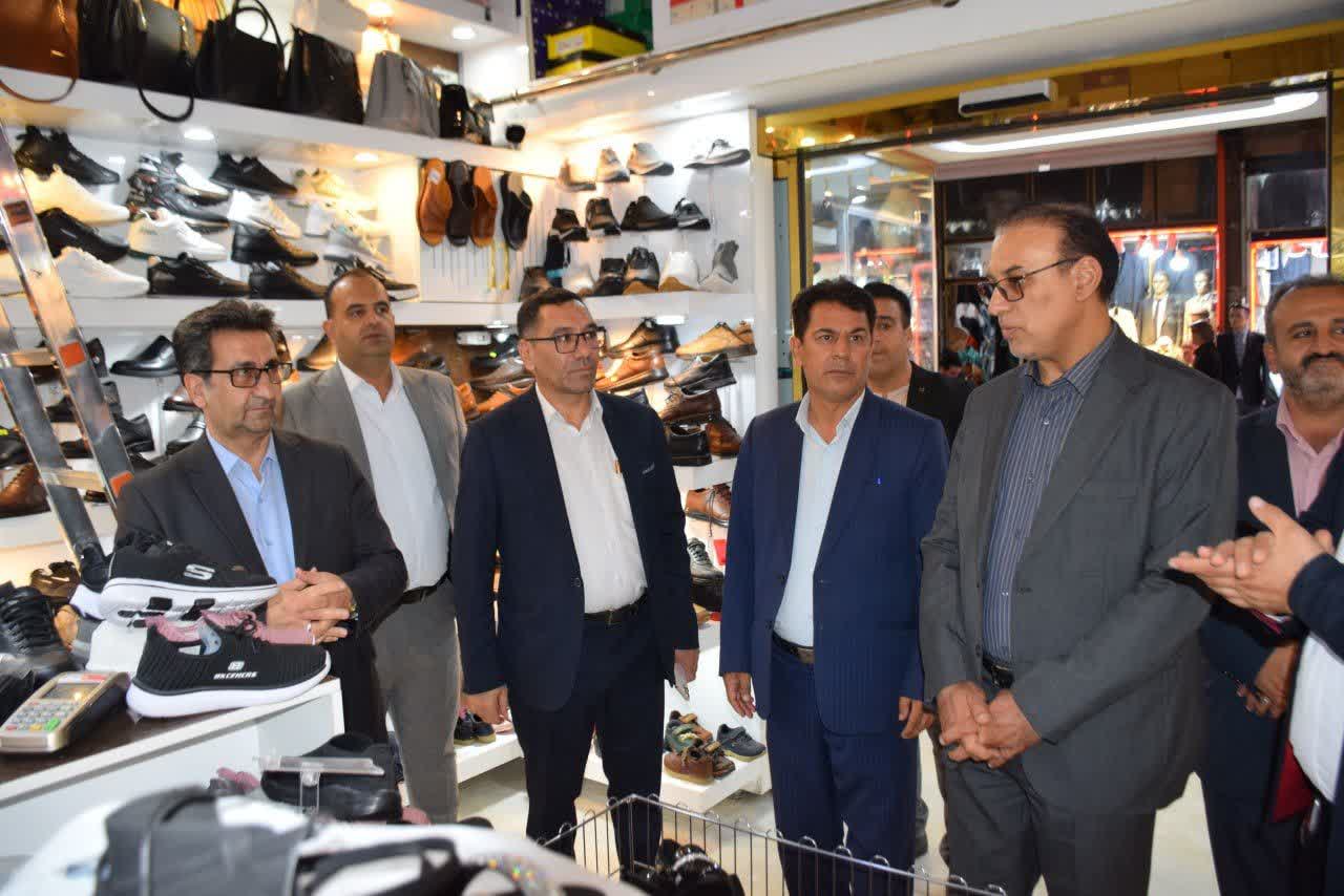 فرماندار ویژه میاندوآب به منظور بررسی روند عرضه کالاهای اساسی و اقلام مصرفی و اجرای مصوبات کارگروه تنظیم بازار ضمن بازدید از فروشگاه ها و مراکز خرید سطح شهر، با تعدادی از شهروندان گفتگو کرد