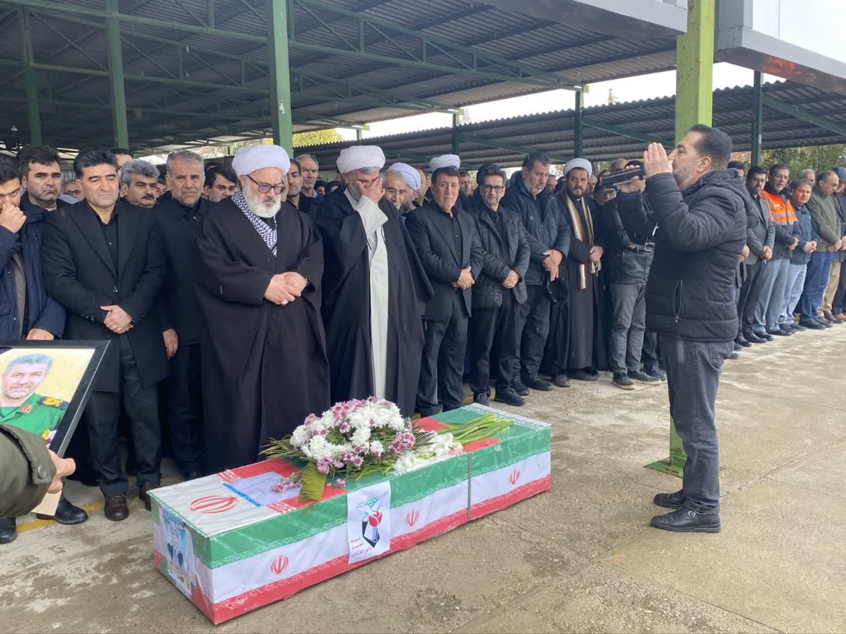 پیکر مطهر شهیده 12 ساله «نازنین زینب ملائی» با حضور بی نظیر و با شکوه مردم انقلابی و شهیدپرور میاندوآب تشییع شد