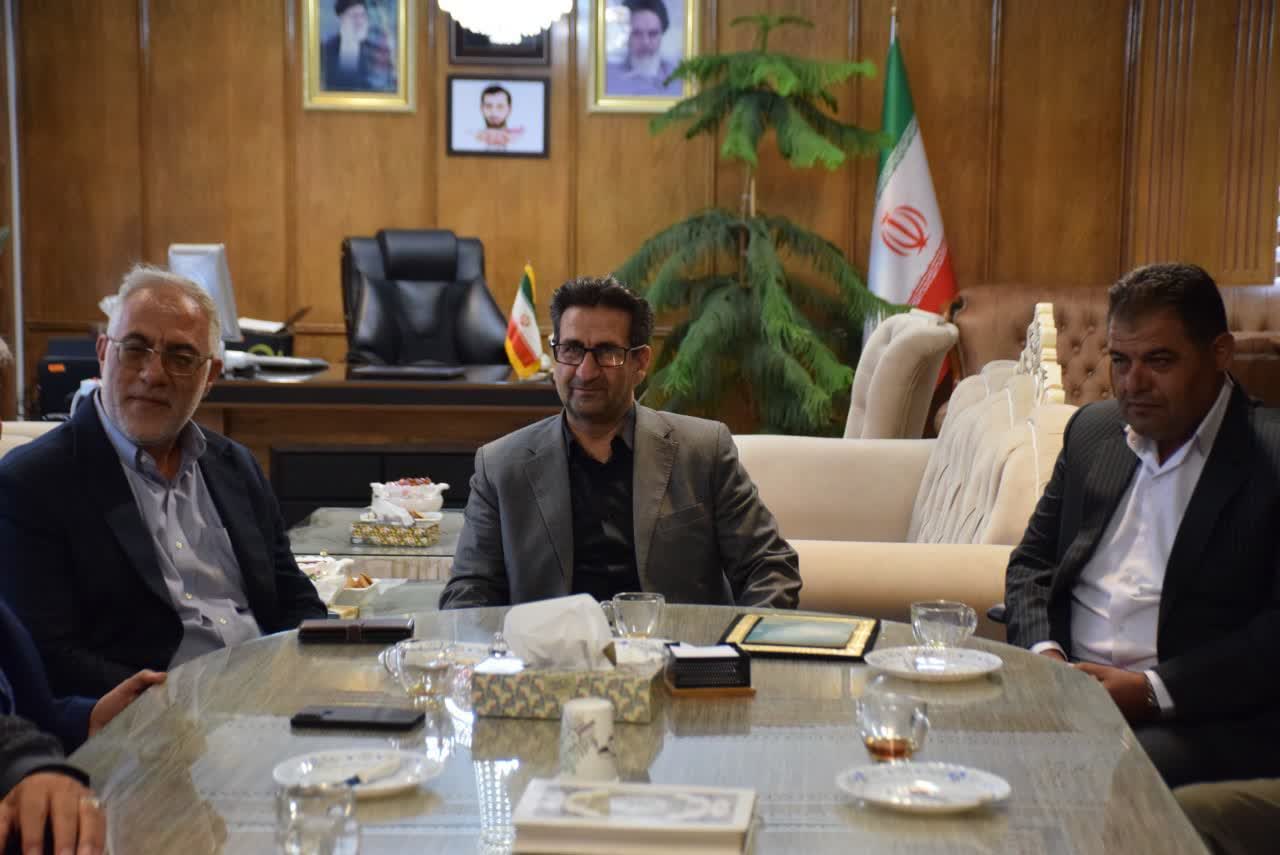 ایرج سلیمانزاده، رئیس شورای اسلامی استان آذربایجان غربی و نماینده استان آذربایجان غربی در شورای عالی استانها با حضور در فرمانداری میاندوآب، با امیر تیموری، فرماندار ویژه میاندوآب دیدار و گفتگو کرد