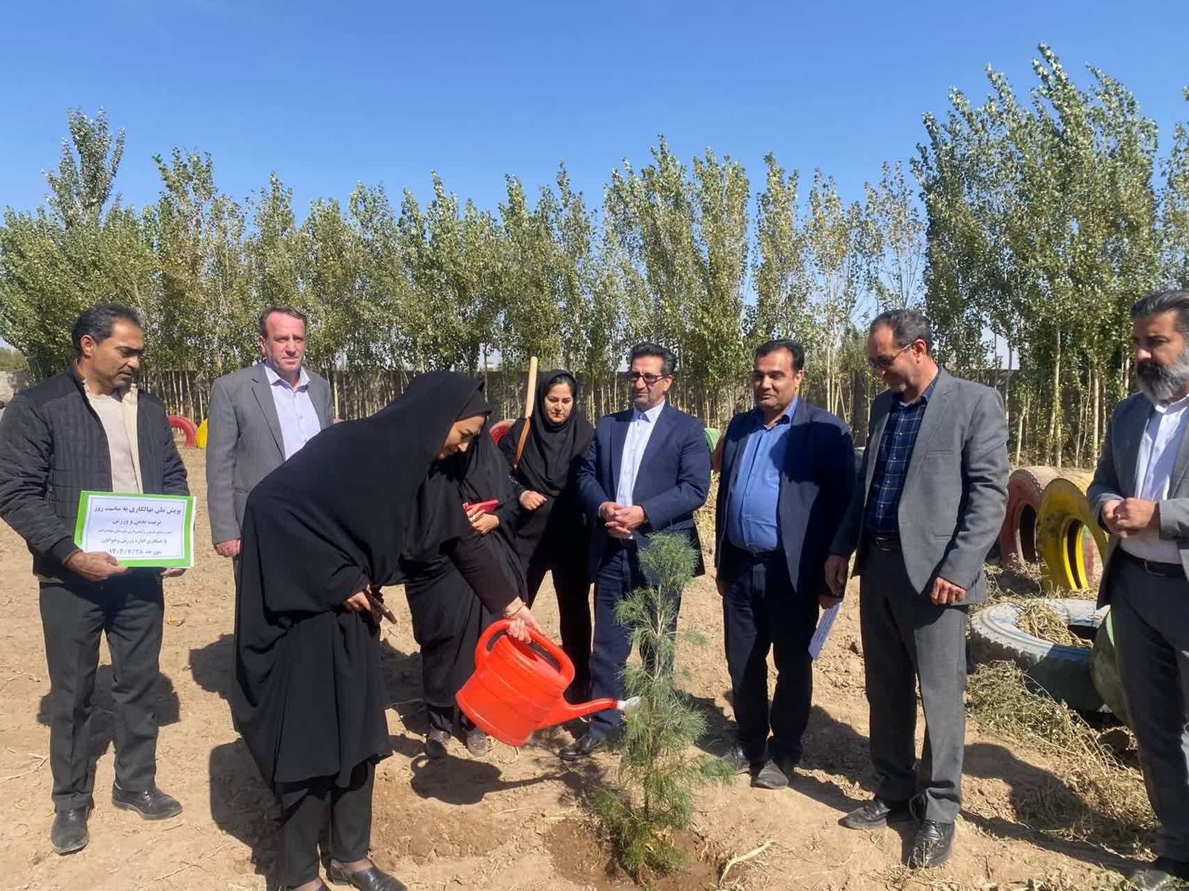 به مناسبت گرامیداشت هفته تربیت بدنی و ورزش، پویش ملی نهال کاری در شهرستان میاندوآب برگزار شد