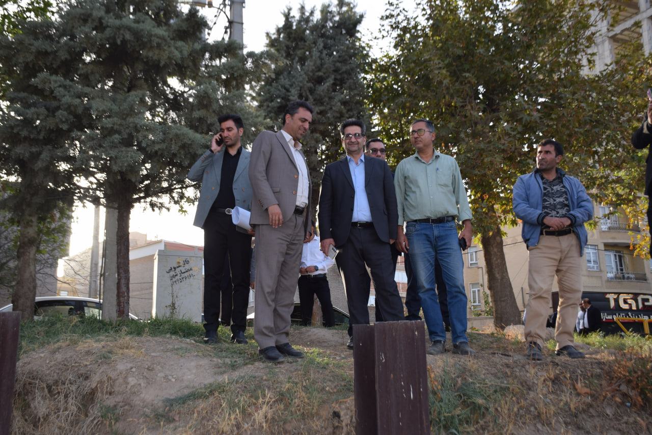 بازدید فرماندار میاندوآب ازعملیات پاکسازی و تسطیح بستر زرینه رود