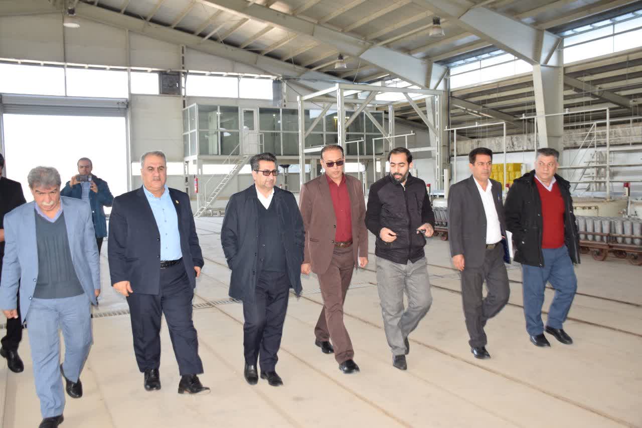 فرماندار  میاندوآب، بمنظور تسهیل و رفع موانع تولید از کارخانه قندریزی مجتمع تولیدی غذایی برادران فتحی بازدید کرد