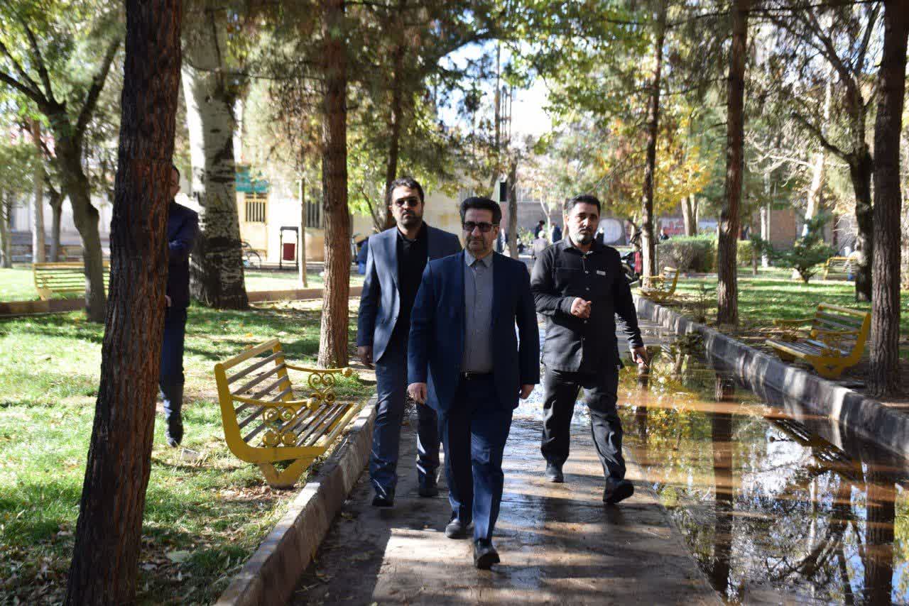 فرماندار میاندوآب به منظور بررسی عملکرد شهرداری در ساماندهی مراکز تفریحی، از پارک معلم  بازدید کرد