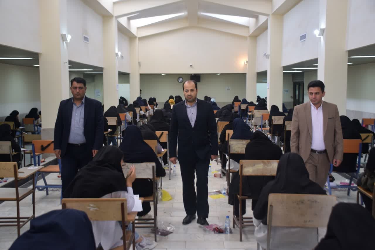 محمد جعفری، معاون سیاسی، امنیتی و اجتماعی فرماندار میاندوآب از نحوه برگزاری کنکور سراسری در حوزه امتحانی دانشگاه شهید باکری بازدید کرد