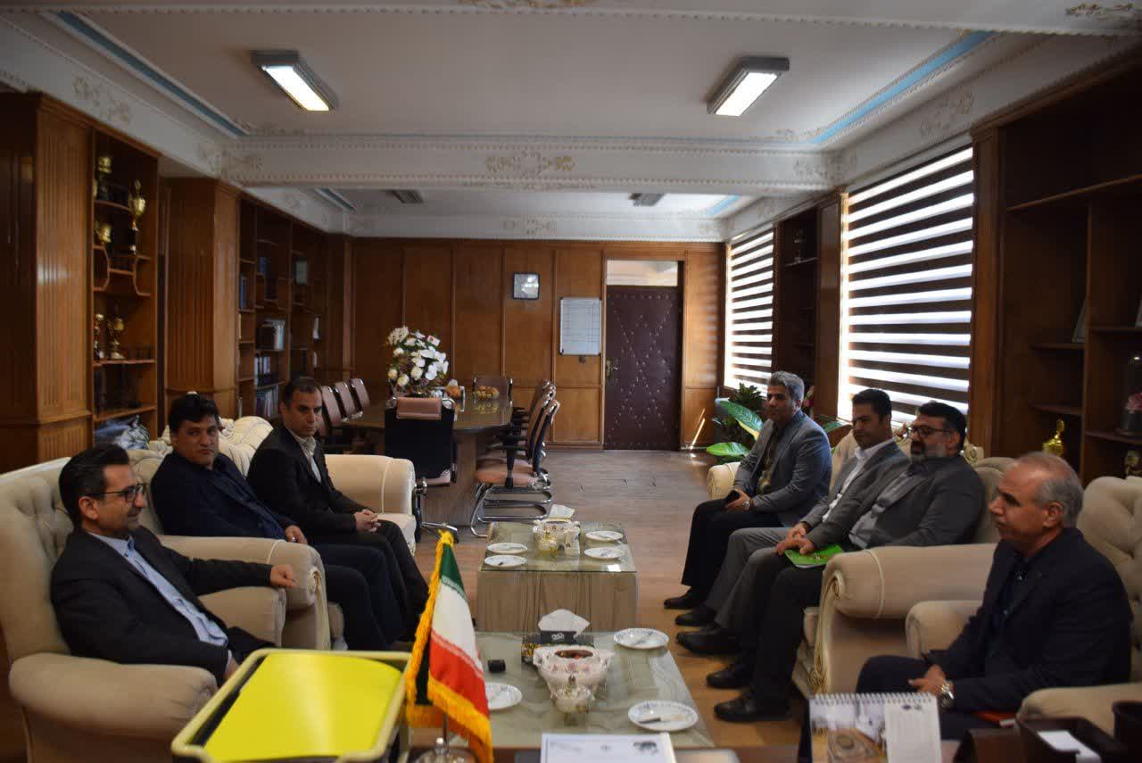 جمعی از مدیران بانکهای دولتی میاندوآب با فرماندار جدید این شهرستان دیدار کردند