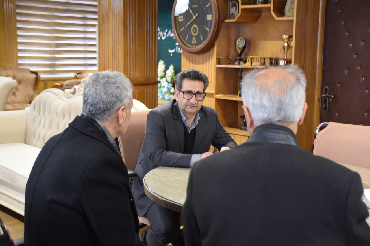 امیر تیموری، معاون استاندار و فرماندار ویژه میاندوآب در ادامه دیدارهای مردمی خود صبح امروز با شماری از شهروندان به صورت چهره‌به‌چهره دیدار و گفتگو کرد.
