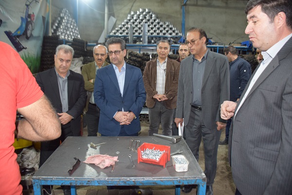 امیر تیموری، معاون استاندار و فرماندار میاندوآب بمنظور تسهیل و رفع موانع تولید از کارگاه تولید تیلرهای دروگر چند منظوره شرکت آیدین  بازدید کرد