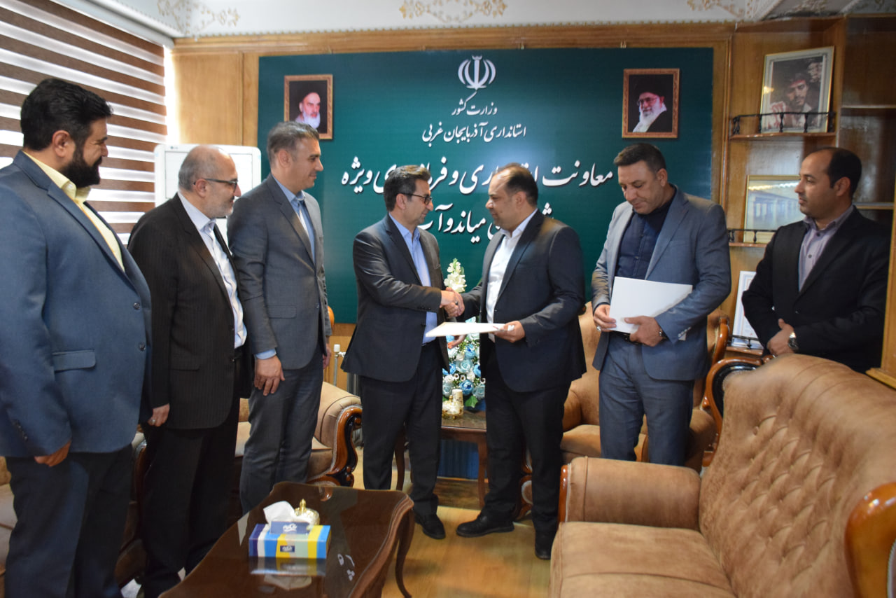 طی آیینی با حضور امیر تیموری، معاون استاندار و فرماندار ویژه شهرستان میاندوآبُ مهدی عزیزیان به عنوان رییس جدید اداره راه و شهرسازی این شهرستان معرفی شد