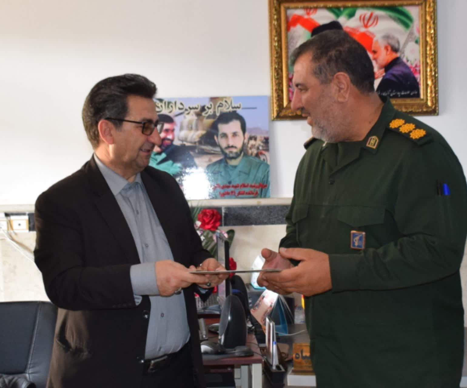 فرماندار ویژه میاندوآب به مناسبت گرامیداشت هفته بسیج، با حضور در دفتر فرمانده ناحیه مقاومت بسیج سپاه میاندوآب، ضمن تبریک و گرامیداشت هفته بسیج با فرمانده ناحیه و پرسنل بسیجی دیدار کرد