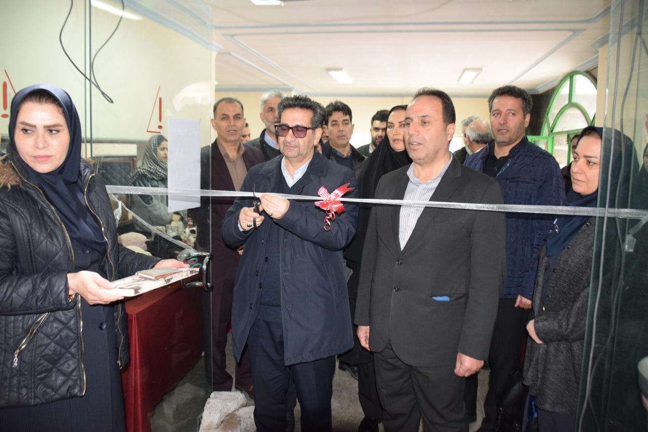 به مناسبت گرامیداشت دهه فجر، نمایشگاه جلوه های انقلاب در هنر با حضور امیر تیموری، معاون استاندار و فرماندار ویژه میاندوآب و حسن شریفی، مدیرکل آموزش فنی و حرفه‌ای استان آذربایجان غربی آغاز بکار کرد