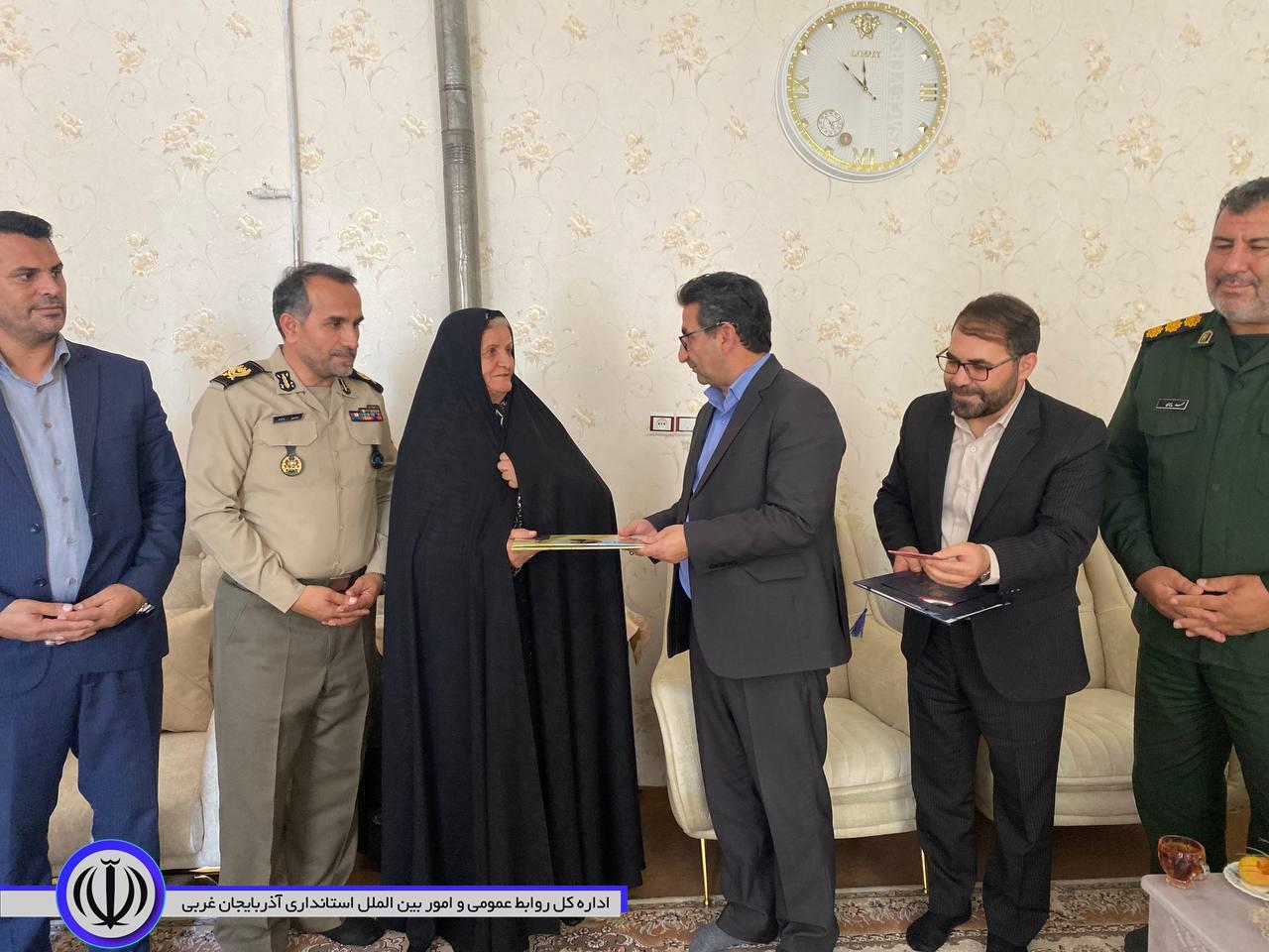 دیدار و تجلیل معاون استاندار و فرماندار ویژه میاندوآب از خانواده رزمنده دوران دفاع مقدس