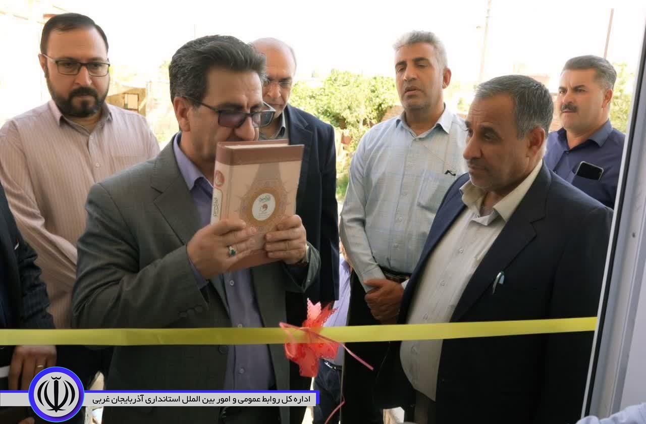 در سومین روز از ایام گرامیداشت هفته دولت 10 واحد مسکونی با حضور فرماندار ویژه میاندوآب تحویل مدد جویان کمیته امداد امام خمینی(ره) شد