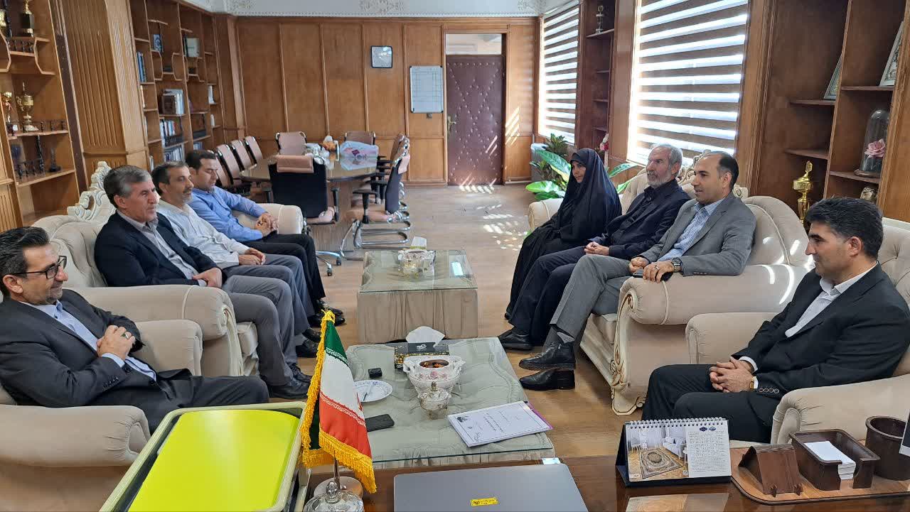 دیدار رییس و جمعی از کارکنان آموزش و پرورش میاندوآب با فرماندار