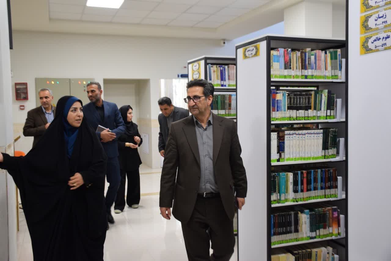 امیر تیموری، معاون استاندار و فرماندار ویژه میاندوآب در اقدامی فرهنگی، همراه با خدیجه معصومی، مدیرکل کتابخانه های عمومی آذربایجان غربی، از کتابخانه عمومی علامه دهخدا بازدید کرد