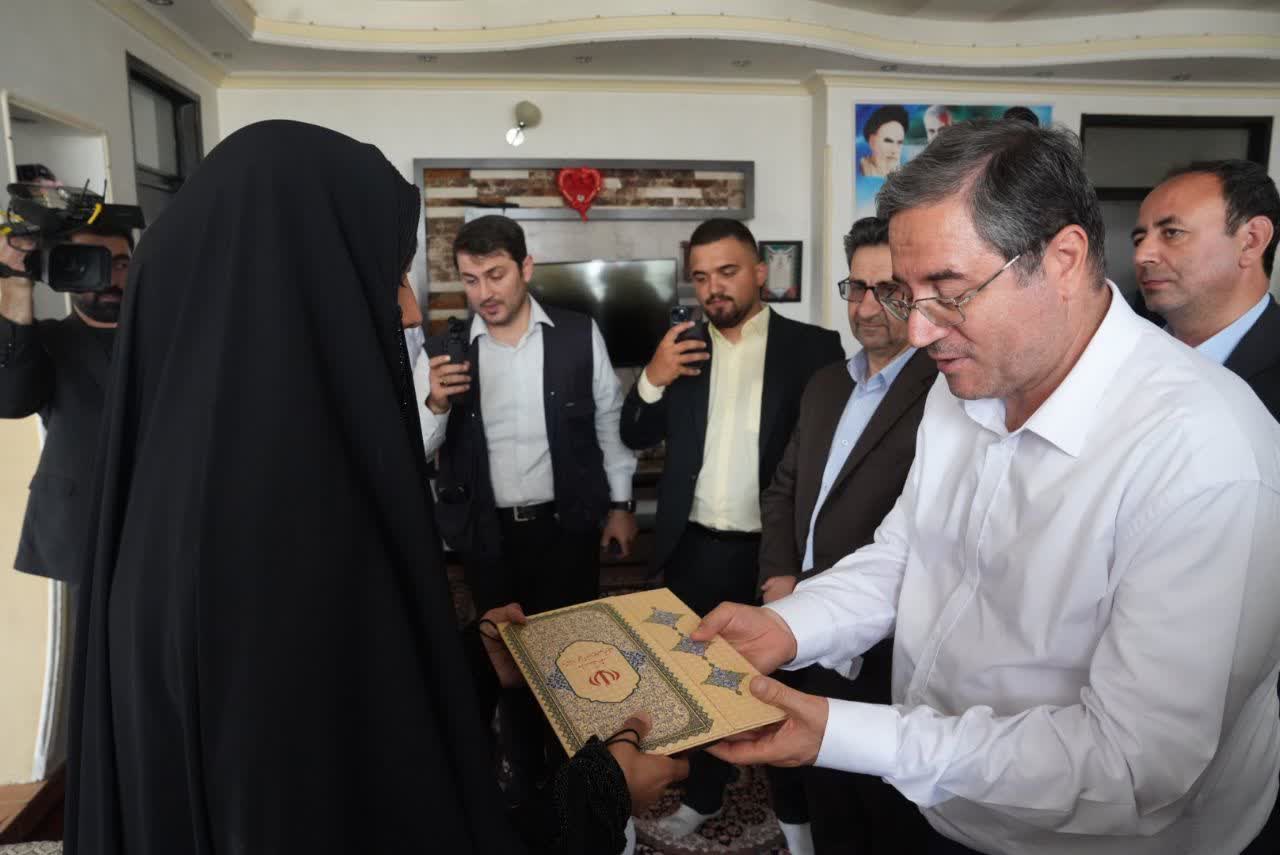 استاندار آذربایجانغربی در سفر یکروزه خود به میاندوآب همراه با امیر تیموری، فرماندار این شهرستان از خانواده معزز شهید والامقام اقتدار "سجاد بختیاری "دیدار و دلجویی کرد