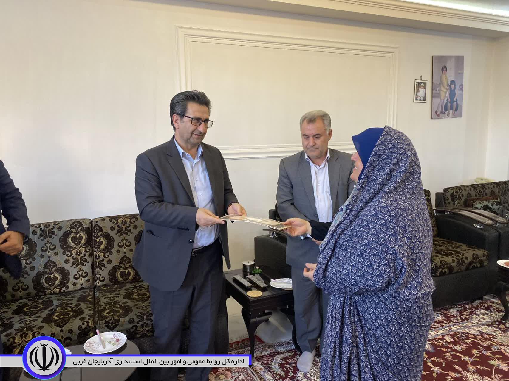 دیدار و دلجویی فرماندار میاندوآب از همسر و خانواده شهید والا مقام " حبیب پورمرادی"