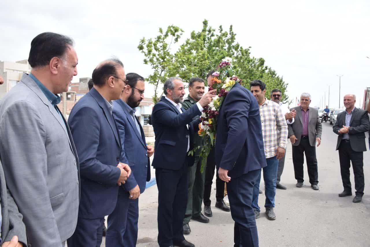 قهرمان میاندوآبی مسابقات آسیایی با استقبال جمعی از مسئولین وارد زادگاهش میاندوآب شد