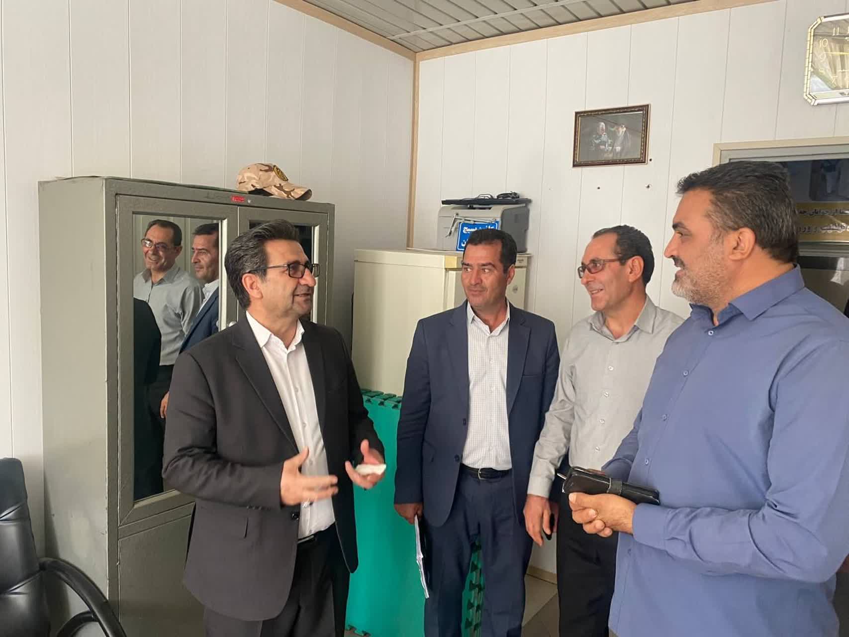 فرماندار ویژه میاندوآب،ه منظور کنترل و بررسی نحوه خدمات رسانی به مردم   به صورت سرزده از اداره ورزش و جوانان شهرستان بازدید کرد.