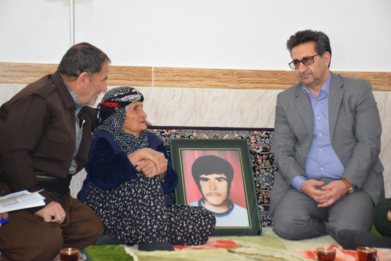 معاون استاندار و فرماندار ویژه میاندوآب همراه با فرمانده ناحیه مقاومت بسیج سپاه و جمعی از مسئولان شهرستان با حضور در منزل شهید " جلیل ابراهیمی" از مادر این شهید جاویدالاثر دلجویی و تجلیل کرد.