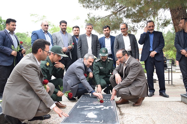 به مناسبت گرامیداشت سوم خرداد ماه، سالروز آزادسازی خرمشهر، گلزار شهدای میاندوآب با حضور اعضای شورای اداری شهرستان غبارروبی، عطرافشانی و گلباران شد