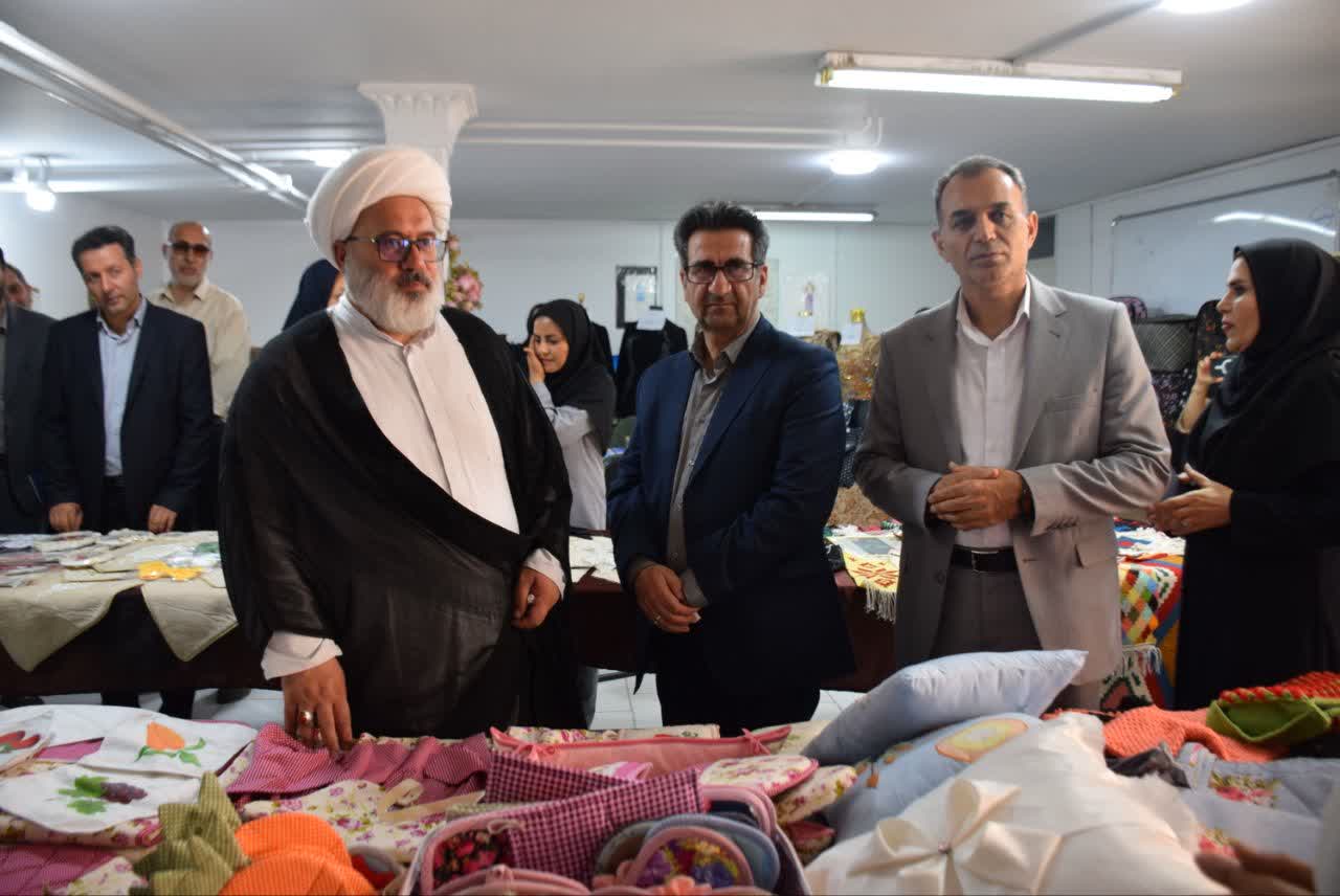 همزمان با هفته ملی مهارت و کارآفرینی، نمایشگاه تولیدات کارآموزان فنی و حرفهای با حضور فرماندار ویژه میاندوآب در مرکز فنی و حرفه ای خواهران این شهرستان آغاز بکار کرد