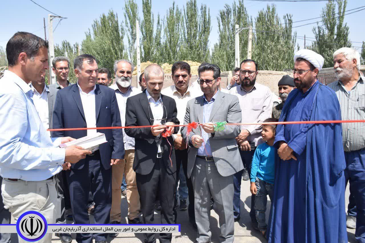 به مناسبت گرامیداشت هفته دولت، پروژه زیرسازی و آسفالت 11 هزار مترمربع از معابر روستای یاریجان علیا از توابع بخش بکتاش میاندوآب با حضور فرماندار  میاندوآب افتتاح و مورد بهره برداری قرار گرفت